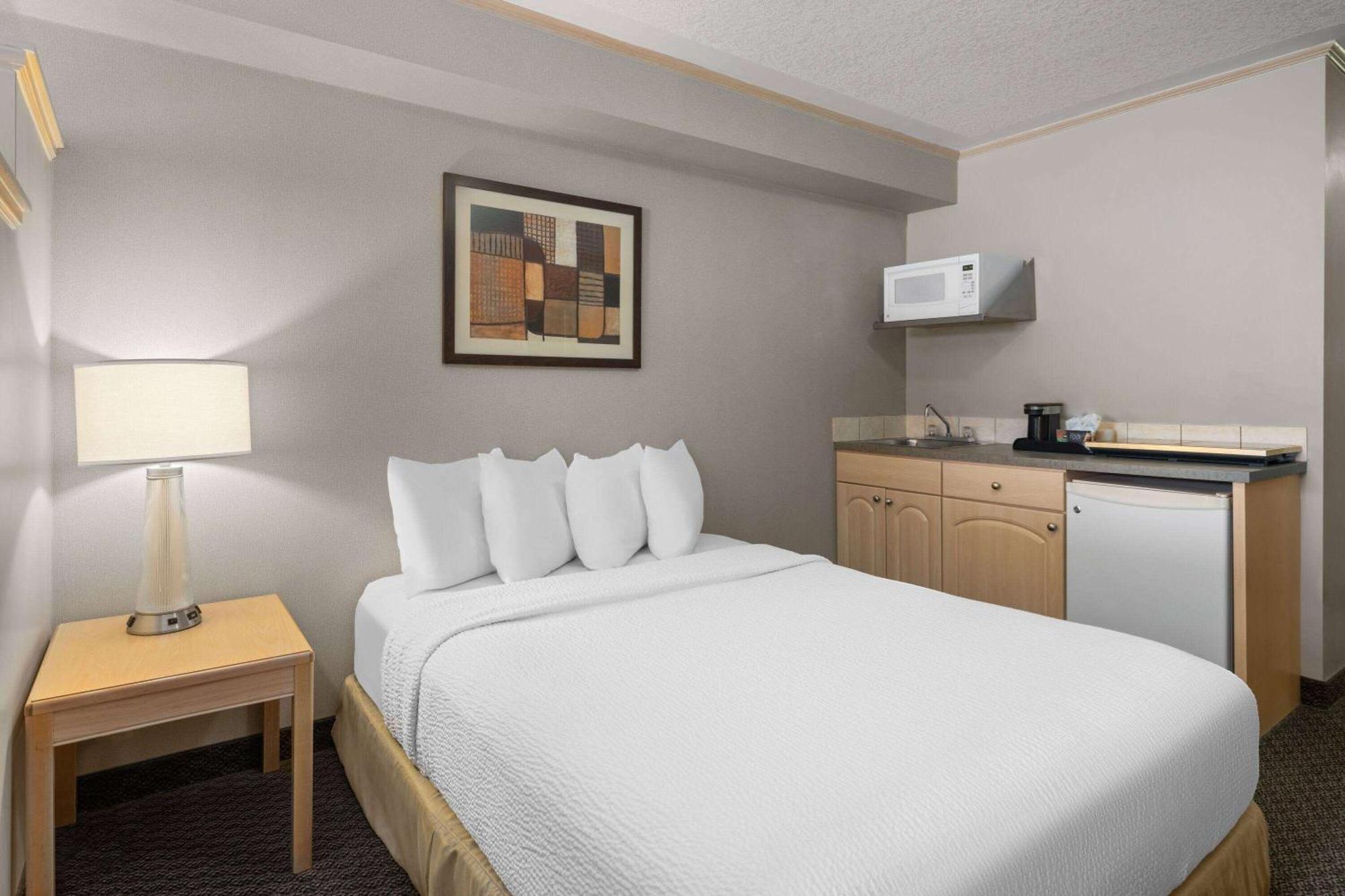 Travelodge By Wyndham Fort Mcmurray Exterior foto