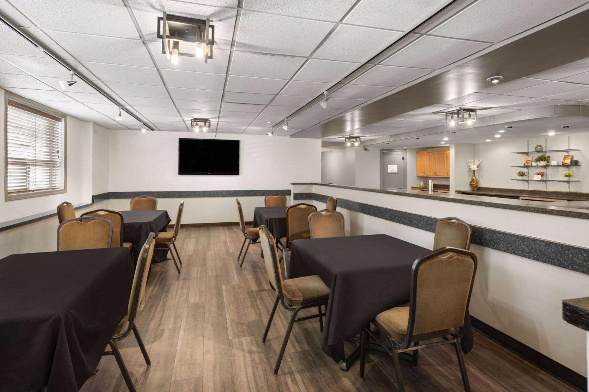 Travelodge By Wyndham Fort Mcmurray Exterior foto