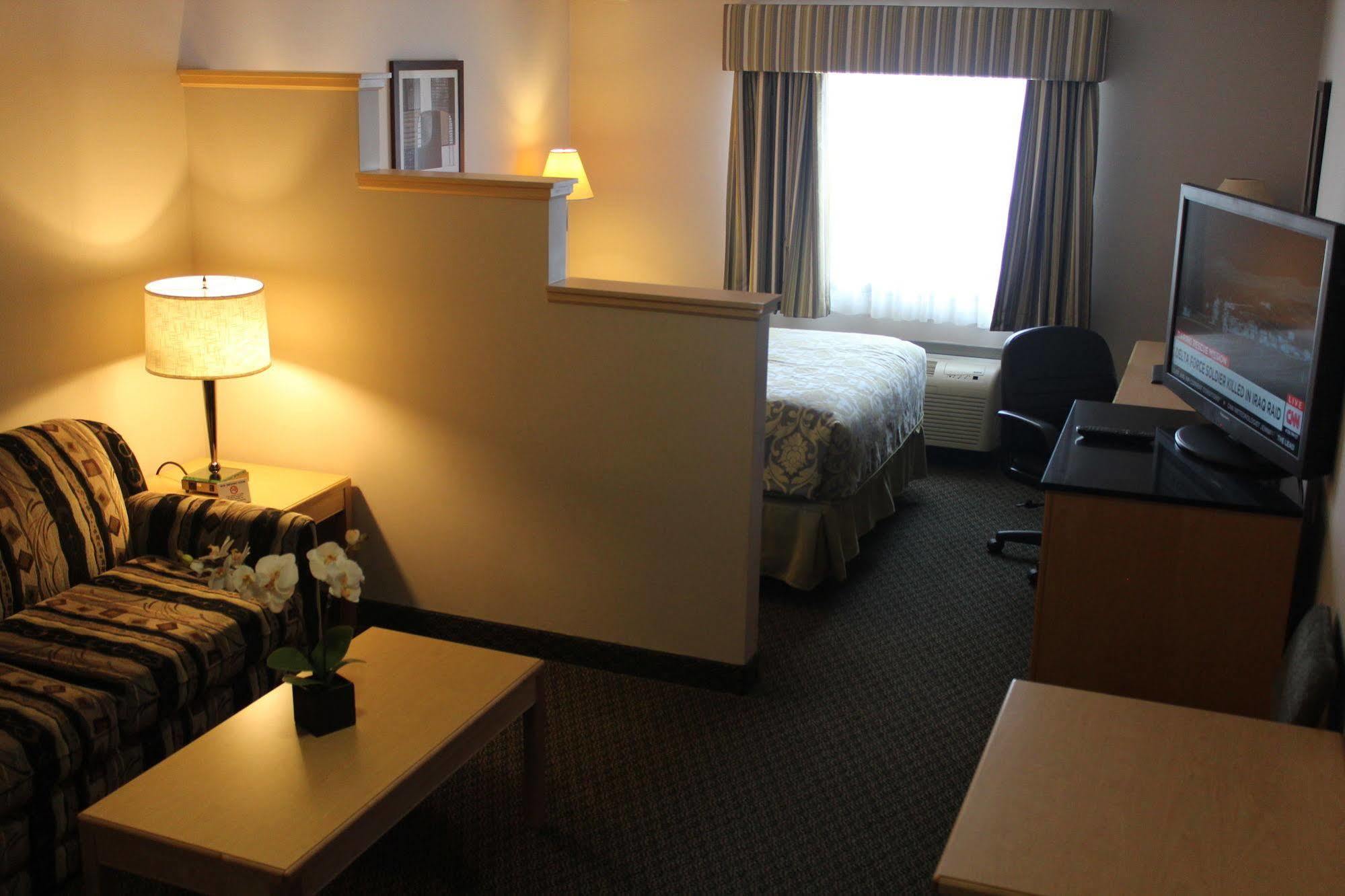 Travelodge By Wyndham Fort Mcmurray Exterior foto